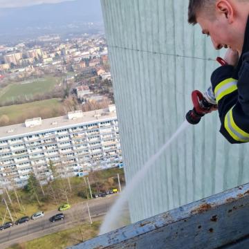 Teplice, Sochorova - mokrá zkouška hasičů. Ta radost… mít možnost pokropit kolegy z 20 patra (1)