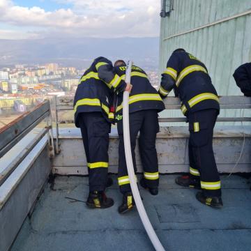 Teplice, Sochorova - mokrá zkouška hasičů. Ta radost… mít možnost pokropit kolegy z 20 patra (2)