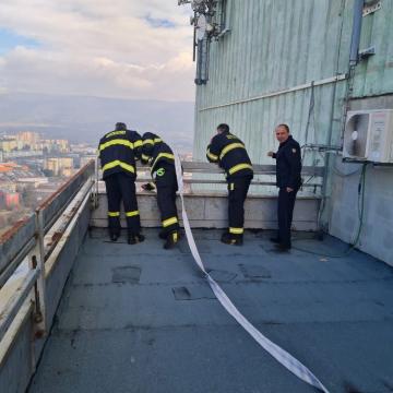 Teplice, Sochorova - mokrá zkouška hasičů. Ta radost… mít možnost pokropit kolegy z 20 patra (8)